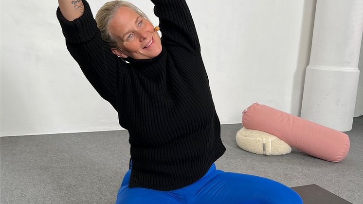 Jenny Ström, yogalärare och personlig tränare, lever med en MS-diagnos och har tagit fram en onlinekurs med bland annat yoga och träning för andra med med sjukdomen.