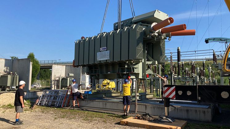 Der rund neun Meter lange, drei Meter breite und vier Meter hohe Trafo wiegt ca. 65 Tonnen und wurde per Schwerlasttransport vom Hersteller SGB Regensburg angeliefert. (Bildrechte: LEW Verteilnetz)