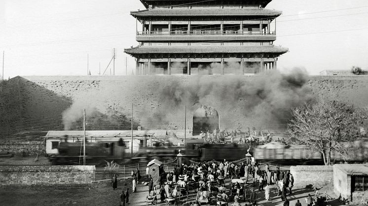 Hadamen: The inner tower and the gateyard with people waiting for the train to pass.