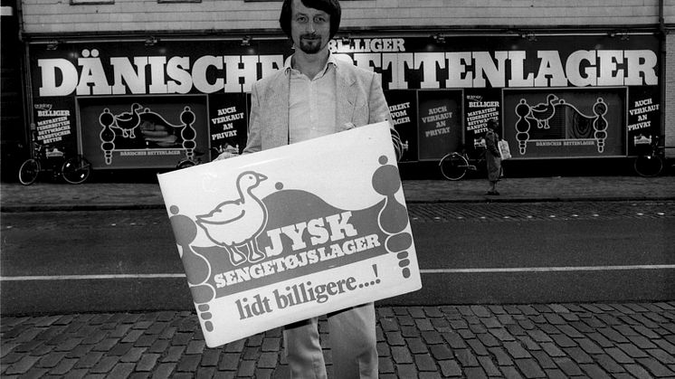 JYSK-Gründer Lars Larsen 1984 vor dem ersten deutschen JYSK-Store in Flensburg