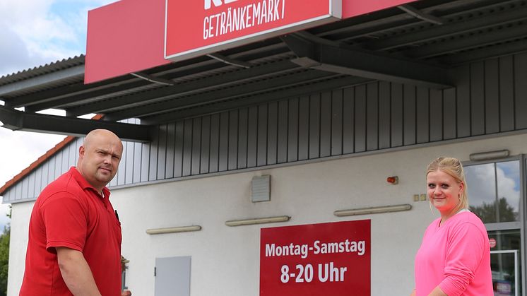 Karol Steinacker, Leiter des REWE-Getränkemarktes in Treysa, und Franziska Förderer, Mitarbeiterin in der Hephata Jugendhilfe, bei der Übergabe des Tischkickers.