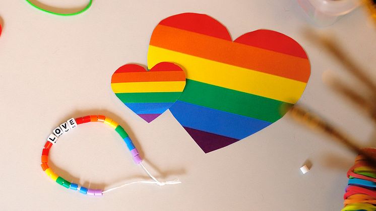 Pride i skolan: Bokbord, viktiga samtal och ansiktsmålning