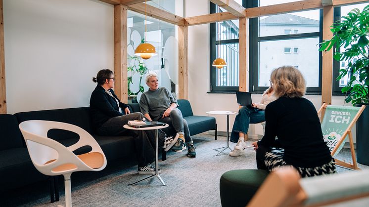 02_Arla Office_offener Meetingbereich zum Austausch.jpg