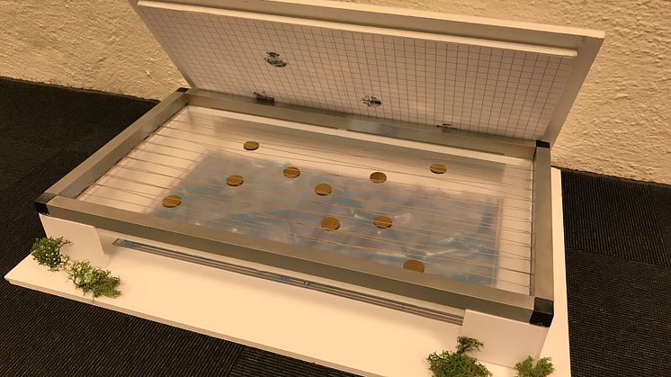 Modell av konstverket som placeras i taket ovanför tävlings- och undervisningsbassängen. Foto: Lina Ahtola, Västerås konstmuseum