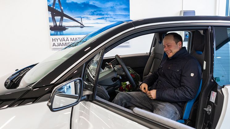 Tuomas Renlund voitti täyssähköisen BMW i3:n hole in onella Asuntomessut Invitationalissa Porin Yyterissä.