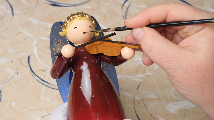 Wendt & Kühn_Die Besucher können zu den Adventsschautagen erleben, wie in meisterlicher Handarbeit kunstvolle Figuren entstehen_Foto_Ruemmler_Fotografie.