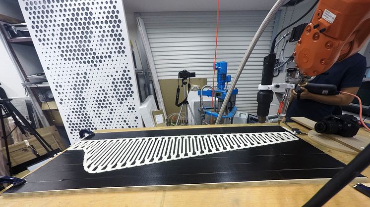 Materialet FLAM är cellulosa som 3D-printas till ett stort nät, som sedan torkas och hettas upp så att svampen dör.