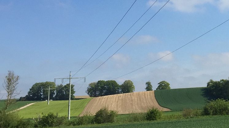 Mehr Stromnetz-Kapazitäten: Ab März modernisiert die Bayernwerk Netz einen Abschnitt der Hochspannungsleitung zwischen Maisach und Aichach. Der Ausbau ist erforderlich, um den in der Region erzeugten Sonnenstrom im Netz aufzunehmen.