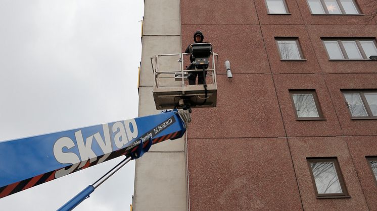 På väg ner efter byte av armaturer på fasad. Värdshusvägen, Fittja. Nov 2019