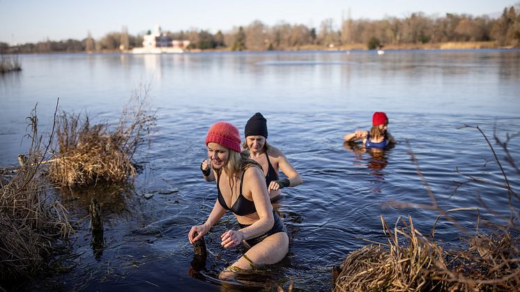 THEME_PEOPLE_WINTER_BATHING_GettyImages-1307592950_Universal_Within usage period_82069