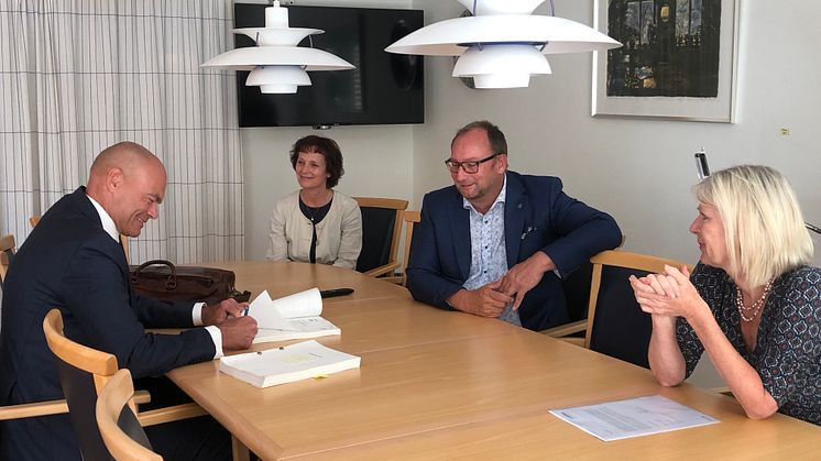 Stenas Metall-koncernens fastighetschef Martin Fast undertecknar avtalet. Från höger kommundirektör Eva Hallberg, kommunstyrelsens ordförande Johan Andersson och kommunstyrelsens första vice ordförande Catharina Malmborg.