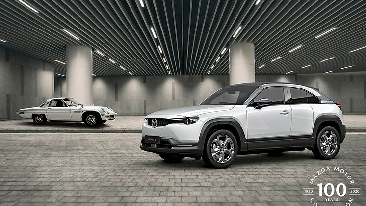 Wankeldrivna Mazda Cosmo Sport och elbilen Mazda MX-30.
