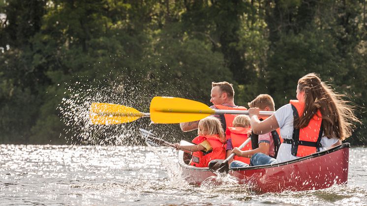 Malente_Familie_paddelt_über_den_Kellersee_in_der_Holsteinischen_Schweiz