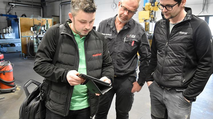 Det sensorstyrda belysningssystemet kan läsas av i realtid och visar bland annat att förbrukningen har minskat från 288 till 41 kWh per dag. Från vänster: Anders Schultz, Stefan Davidsson och Axel Gustavsson.