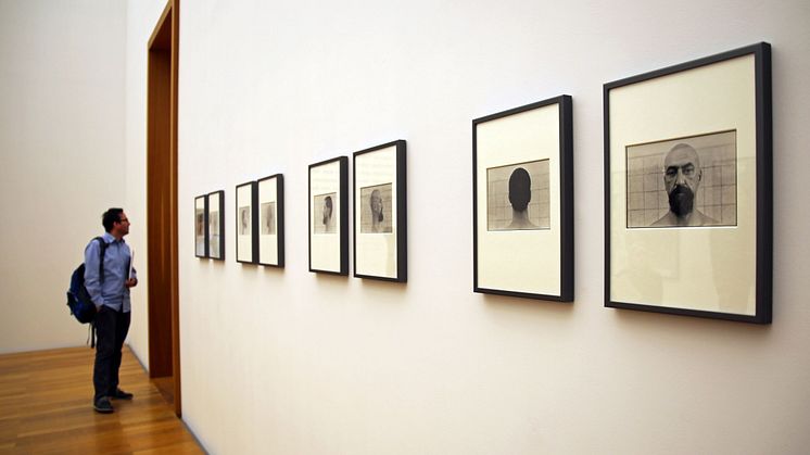 Fotoserie "Bei der Rasur" von Helfried Strauß in der Ausstellung "Arno Rink. Ich male!" im Museum der bildenden Künste