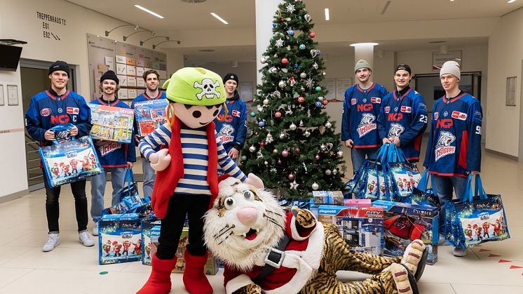 Maskottchen Pucki von den Nürnberg Ice Tigers und Rico von PLAYMOBIL lassen Kinderaugen strahlen