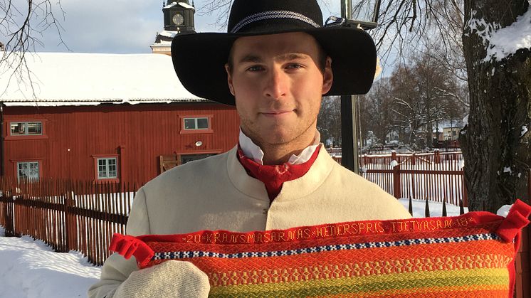 2018 års kransmas Joakim Kullberg och kransmasarnas hederspriskudde till Tjejvasan
