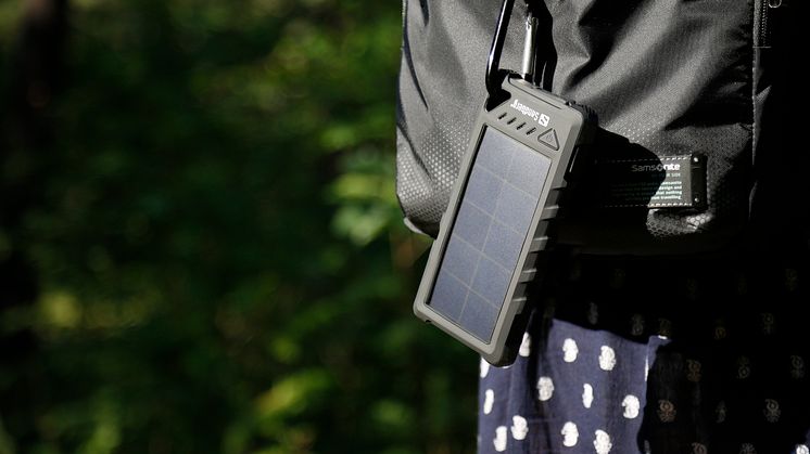Med karbinhaken ser du enkelt till att powerbanken laddas upp under promenaden.