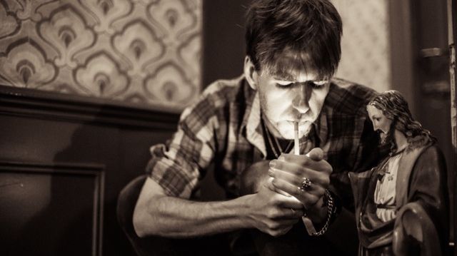 Dyster anmelder-darling, John Murry, fortæller sin livshistorie i Ideal Bar Live