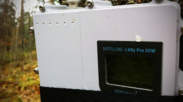 SATELLINE-EASy Pro monterad på en björk