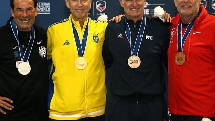 Jan Tivenius överst på prispallen vid veteran-VM i värja herrar 60+