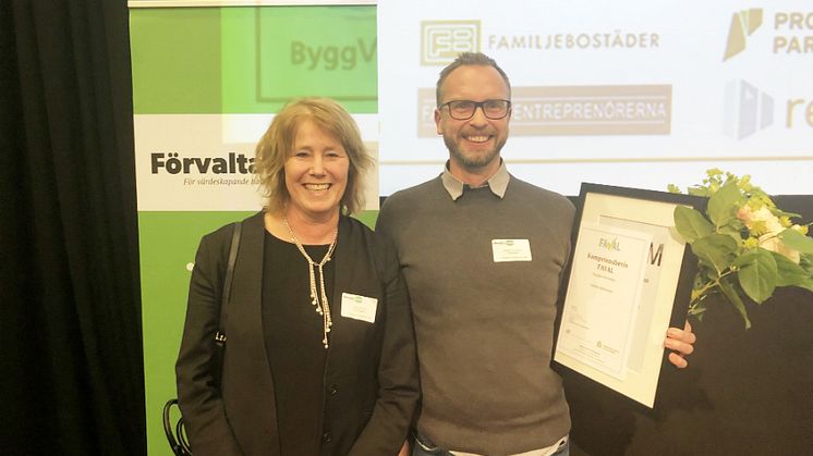 Johanna Frelin, vd Riksbyggen, gratulerar Stefan Johansson till utmärkelsen Årets Förvaltare Lokaler.