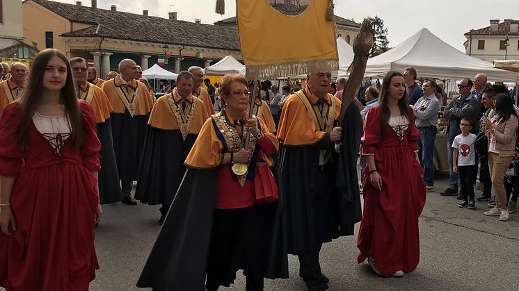 Norsk tørrfisk feires av 60000 italienere under verdens største tørrfiskfestival i Sandrigo i Italia