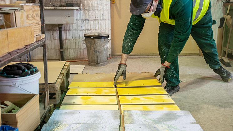 Gullesen prøver ut ulike glasurar på Wienerberger si teglsteinsfabrikk i Sveits