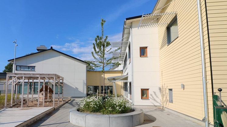 Kareby Förskola i Kungälv byggdes klar 2019. Brandsäker fasad i fibercement. Foto Cembrit