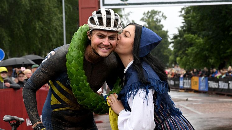 Cykelvasan 90 2023 winner Kristian Klevgård kiss