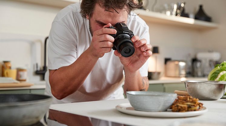 EOS R50_lifestyle-evf-shooting-food