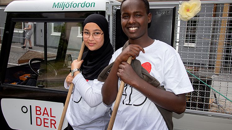 Israa Toumi och Dahir Dahir sommarjobbar med att hålla utemiljön fin och att ordna aktiviteter för barnen i området.