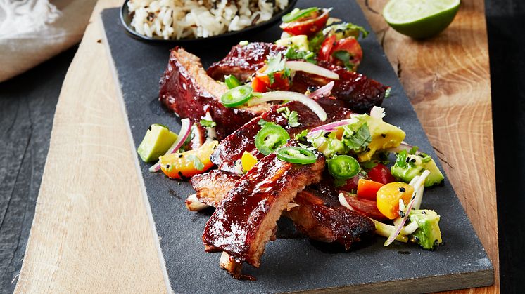 Smokey spareribs med chunky avokado & tomatsalsa