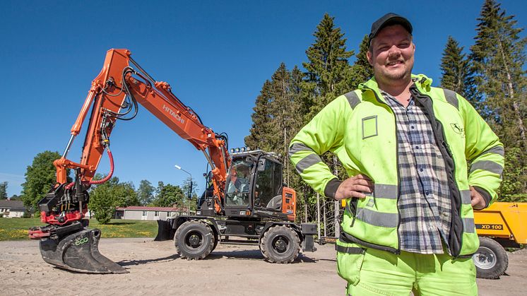 Jonatan Frisk har investerat i sex nya grävare under 2018. (Foto: Mats Thorner)