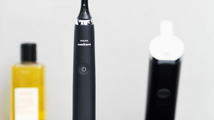 Philips DiamondClean Black eltandborste på Gustavsberg Artic Black Edition handfat
