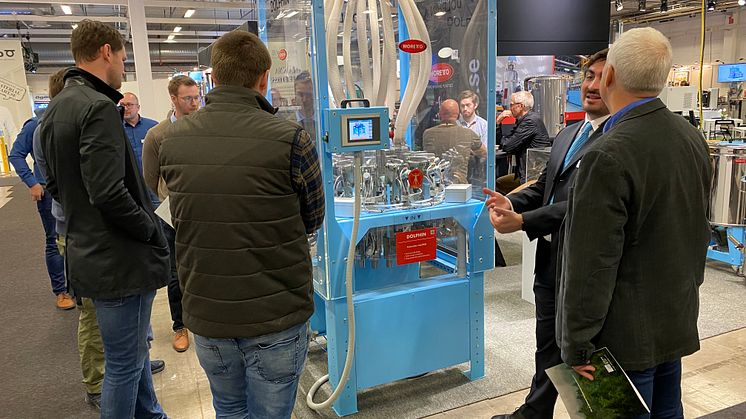 Det automatiska kopplingsbordet Dolphin matar varje maskin med material på ett säkert och effektivt sätt.