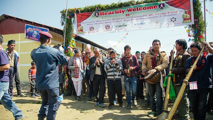 Banner - Utviklingsminister Nikolai Astrup åpnet Shree Devitar Basic School i Dolakha i Nepal