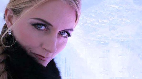Carina Henriksson spelar de två divorna i hennes pocketopera. Foto: Conny Fridh