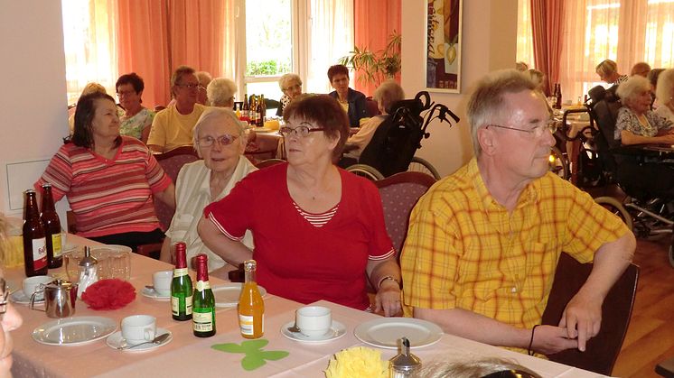 Unterhaltsamer Angehörigen-Nachmittag im Vitanas Senioren Zentrum: Bärenherz erhält Erlös aus amerikanischer Versteigerung