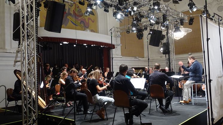 Schönbrunn Festival Orkester spelar in musiken till Glada Änkan.