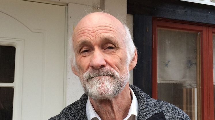 Evald Hellgren utanför sitt hem i Örträsk. Foto: Centrum för rättvisa