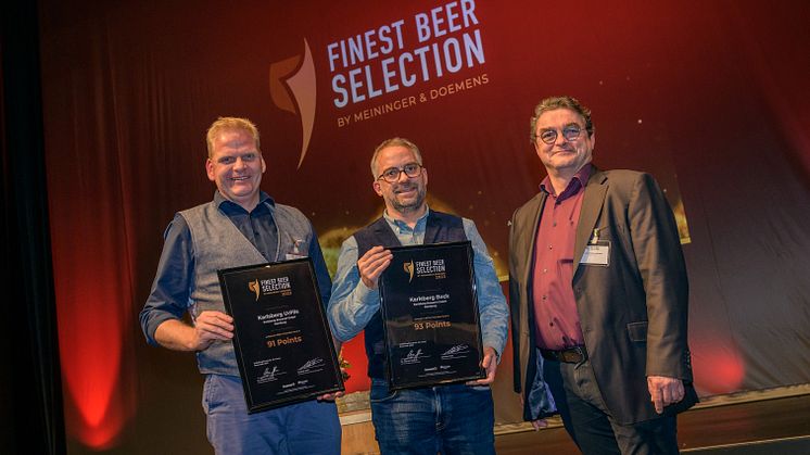 Karlsberg Geschäftsführer Markus Meyer (l.) und Marketingleiter Andreas Oster (Mitte) nahmen die Auszeichnungen in Neustadt entgegen. Foto: AD LUMINA