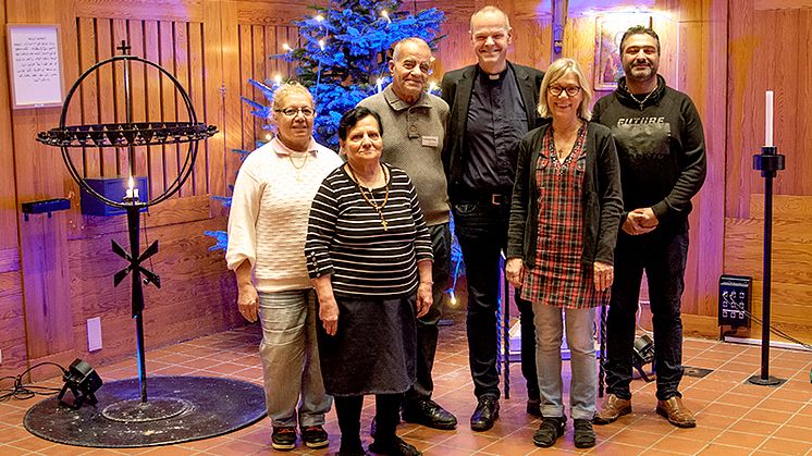 ”Välkommen till Bergsjöns kyrka”, säger volontärerna Ghazalen Razko, Samira Isak, Abu Fadi och Arash Ahmadi tillsammans med församlingen kantor Monika Stenow och församlingsherde Henrik Törnqvist. Den 13 december har kyrkan jul- och luciakonsert.