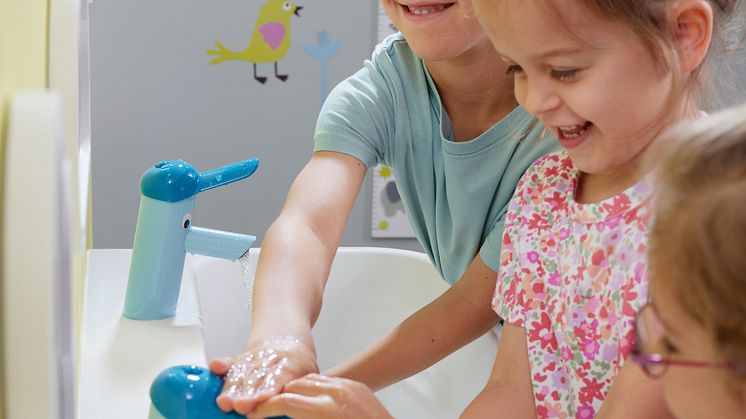 Geberit Bambini -pesupaikka ja lapset leikkimässä.tif