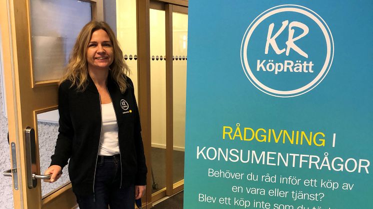 Konsumentrådgivare Ina Johansson vid entrén till de nya lokalerna i bibliotekshuset.