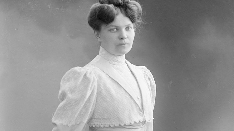 Kirjailija Maria Jotuni. Kuva: Valokuvaamo Daniel Nyblin (1907), Atelier Nyblinin kokoelma, historian kuvakokoelma, Museovirasto.