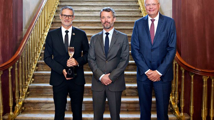 Fra venstre: Group CEO i Scancom International A/S, Stig Maasbøl, HKH Kronprins Frederik og President & CEO i Lars Larsen Group, Jesper Lund.
