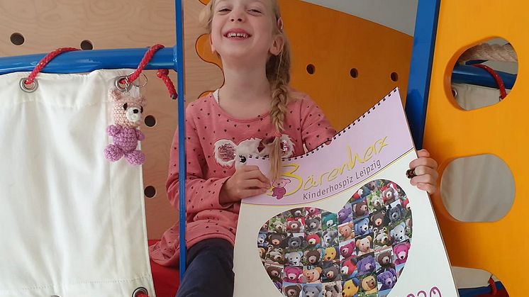 Nelly freut sich über ihren neuen Bärenherz-Kalender