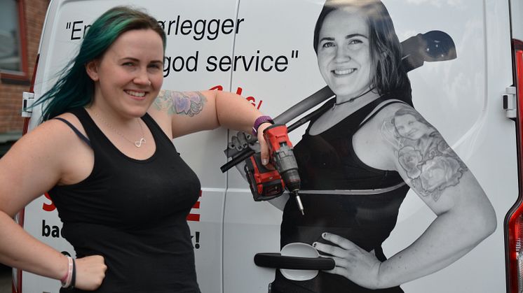 Rørlegger Ida Meldgaard tar seg godt ut bak på håndverkerbilen