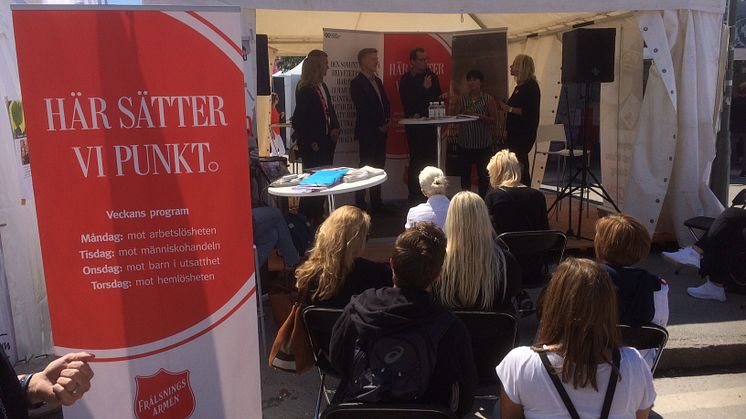 Angelägna seminarier och utfrågningar i Frälsningsarméns tält